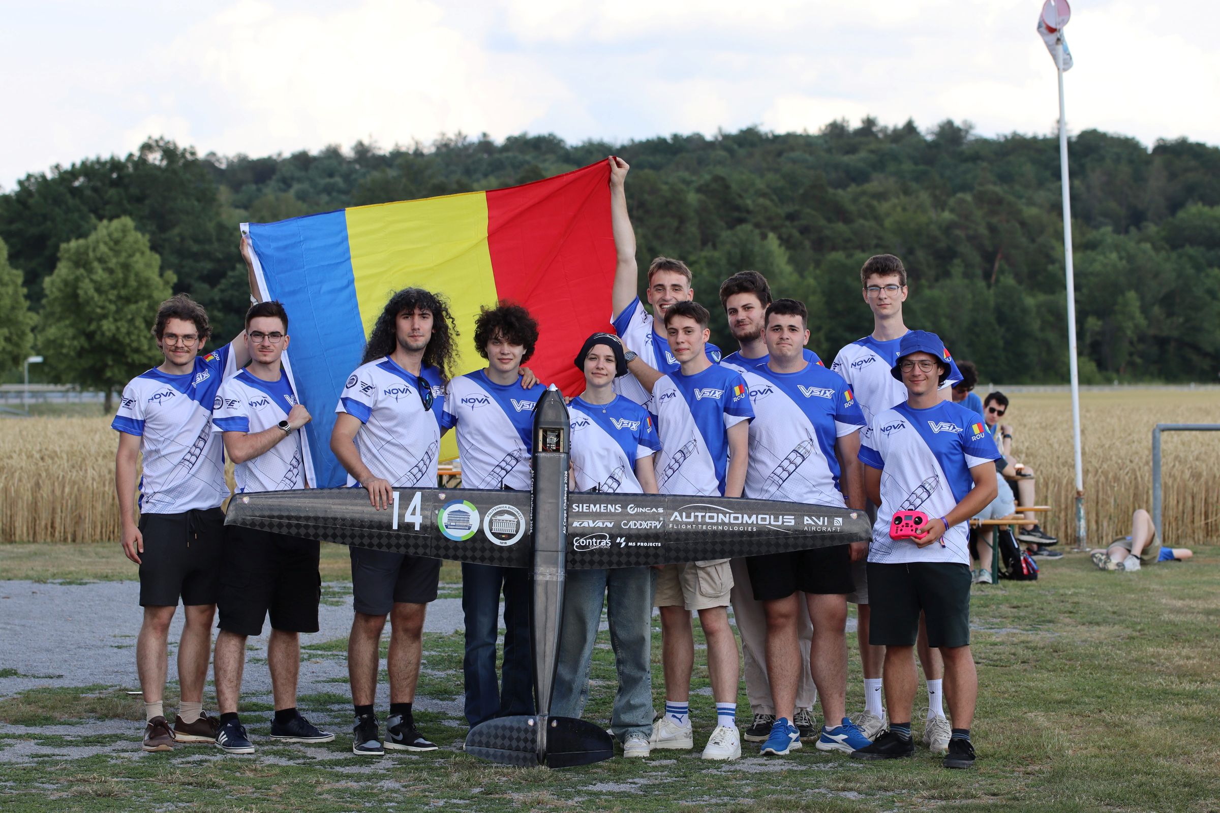 Poza de grup a echipei NOVA cu aeronava V-SIX la ACC26