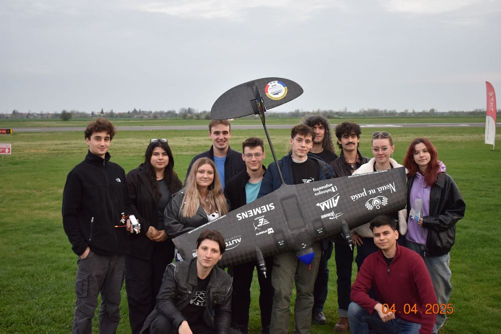 Echipa NOVA pregătind aeronava pentru DBF (fotografia 1 din 10)
