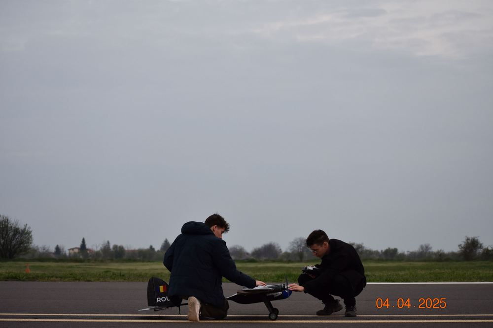 Echipa NOVA pregătind aeronava pentru DBF (fotografia 3 din 10)