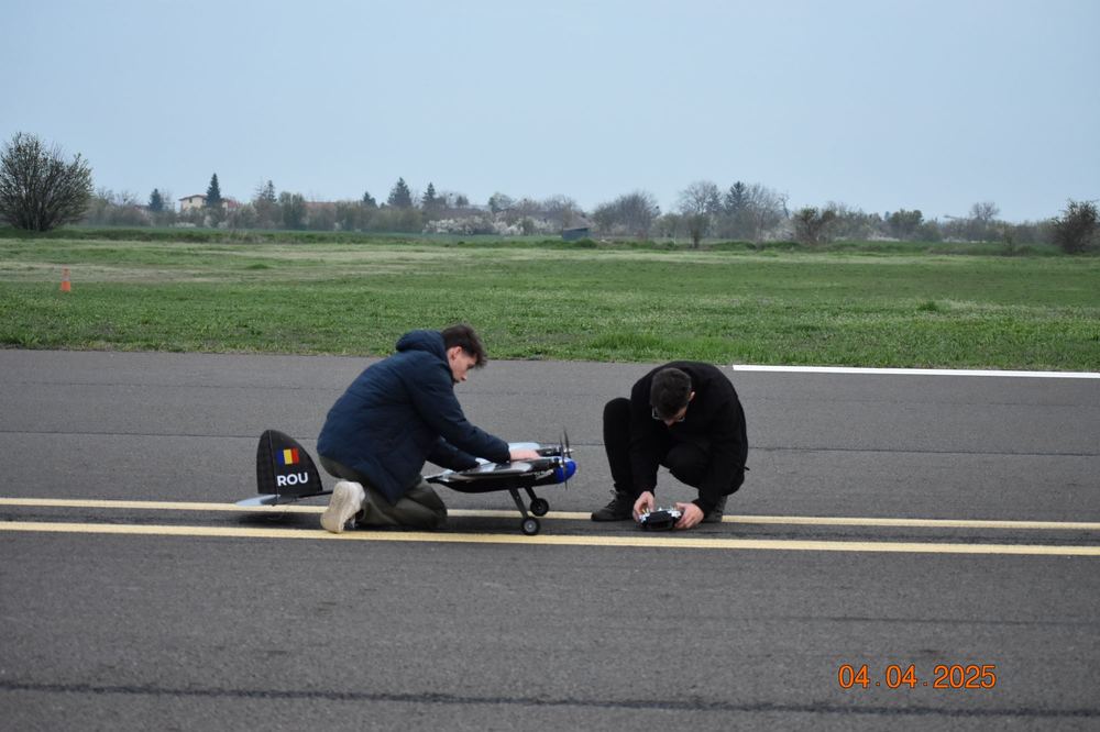 Echipa NOVA pregătind aeronava pentru DBF (fotografia 5 din 10)