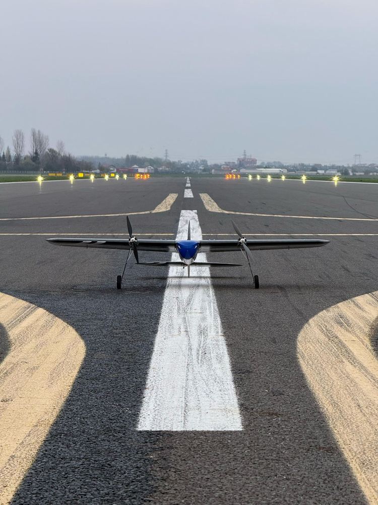 Aeronavă NOVA pe axul pistei